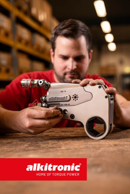 Ein Ingenieur zeigt ein technisches Gerät