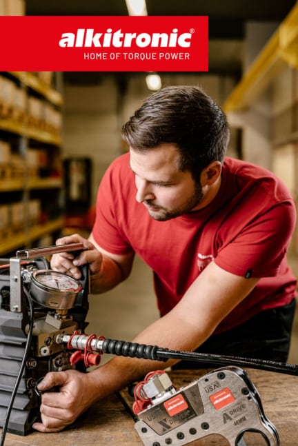 Ein Ingenieur überwacht den Hydraulikdruck an einem Gerät