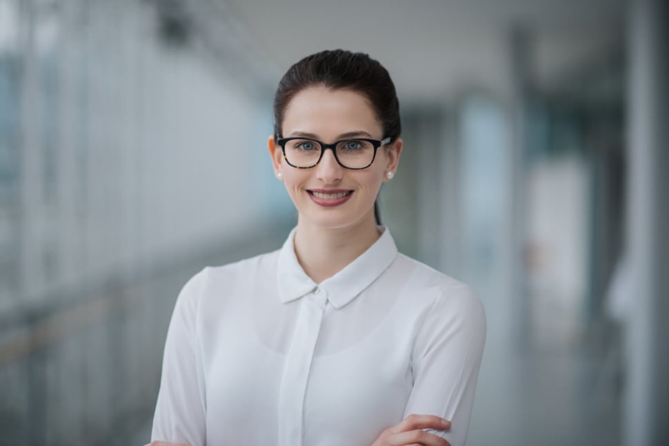 Eine Logopädin steht in Ihrer Praxis