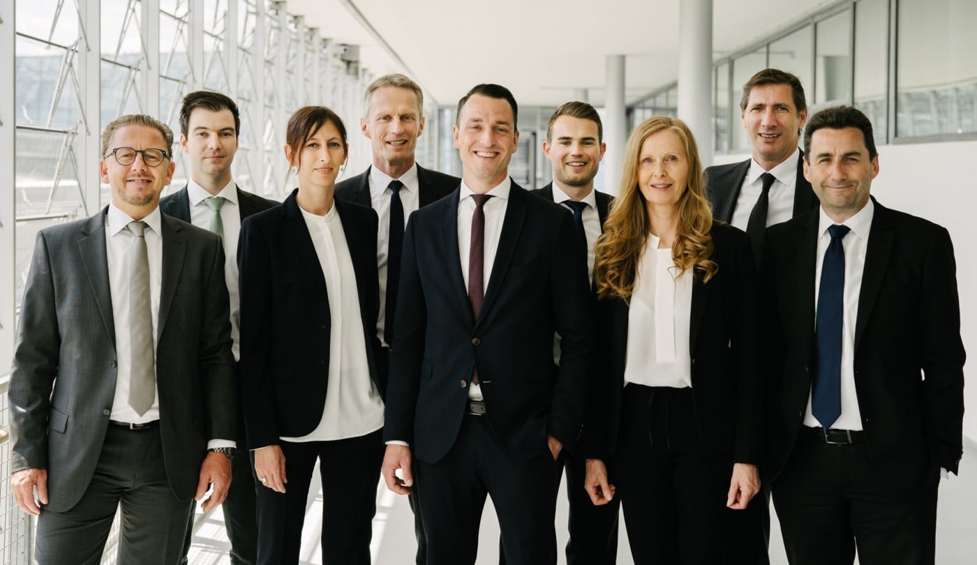 Ein Gruppenfoto von Managern mit Anzug und Krawatte