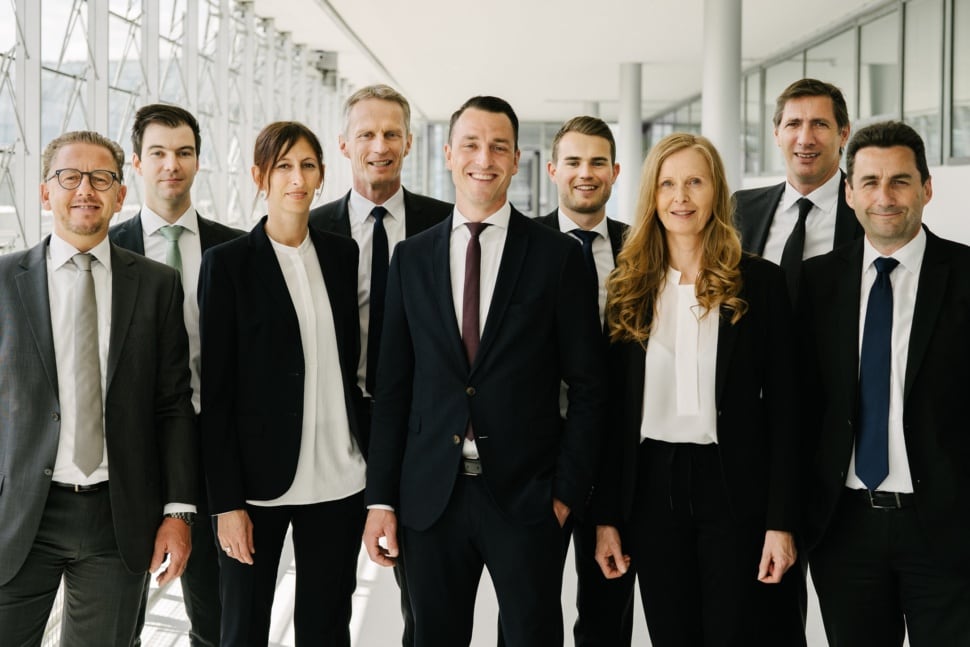 Ein Gruppenfoto von Managern mit Anzug und Krawatte