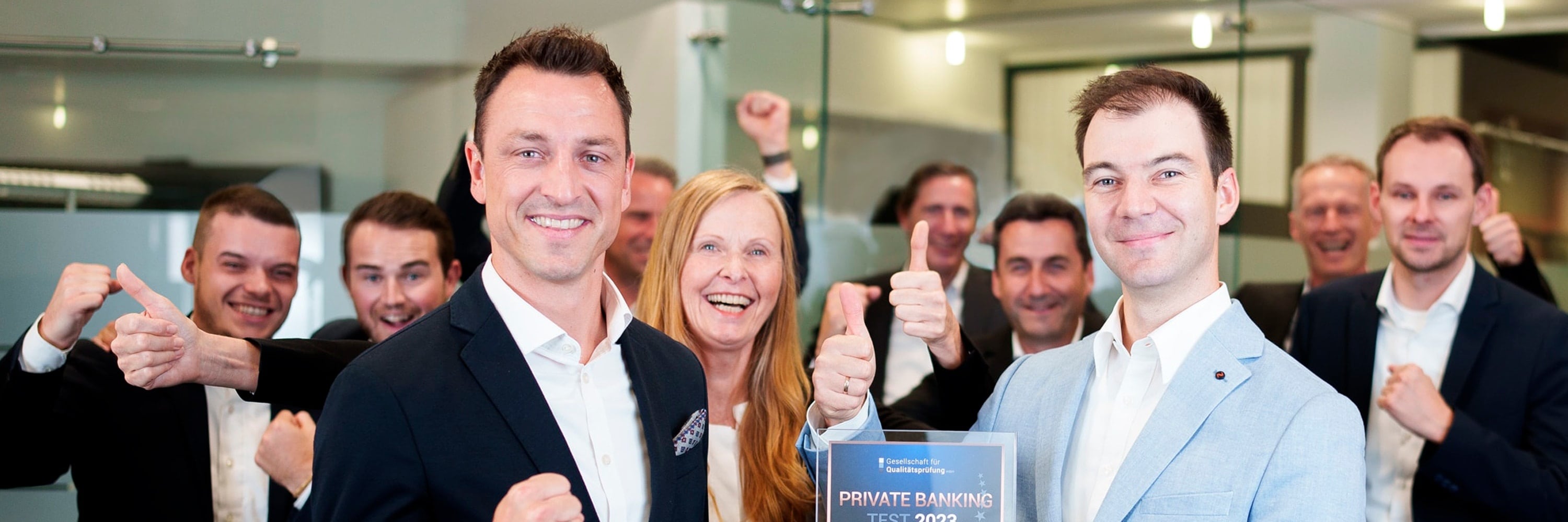 Bänker bejubeln eine Auszeichnung für die beste private Banking Abteilung Deutschlands