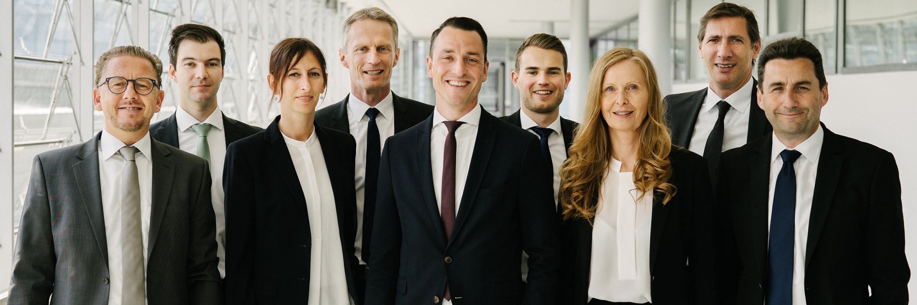 Ein Gruppenfoto von Managern im Finanzsektor