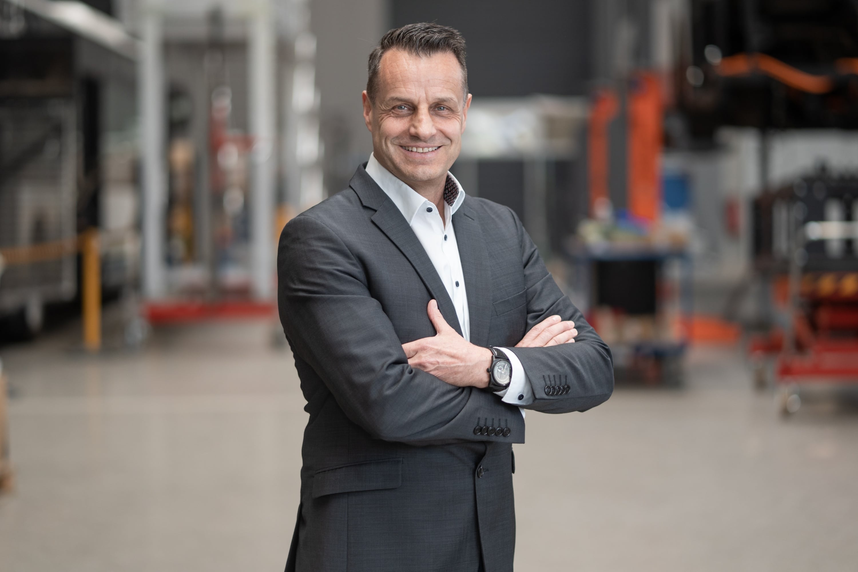 Ein Manager in einer Fertigungshalle