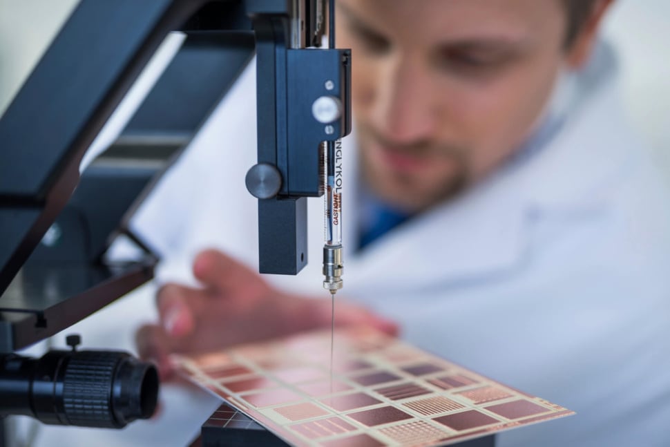 Ein Labor zeigt eine sehr präzise Nadel an einer Platine