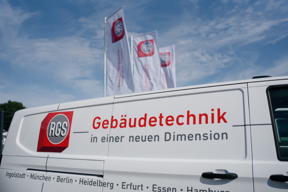 Servicefahrzeug der RGS Technischer Service GmbH mit Firmenflaggen in Ingolstadt