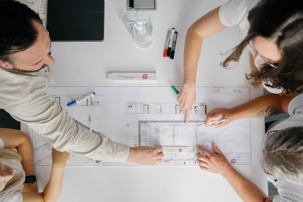 Team von RGS Technischer Service plant ein Projekt an technischen Zeichnungen, Ansicht von oben